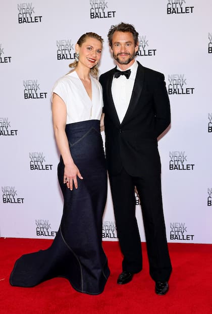 Vestidos para la ocasión, y totalmete engamados, Claire Danes y Hugh Dancy disfrutaron de la Gala de Primavera 2025 del Ballet de la Ciudad de Nueva York en el Lincoln Center