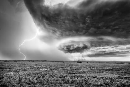 "Vestigio de Dios"; una tormenta se desata en las cercanías de Villa del Totoral (2008)