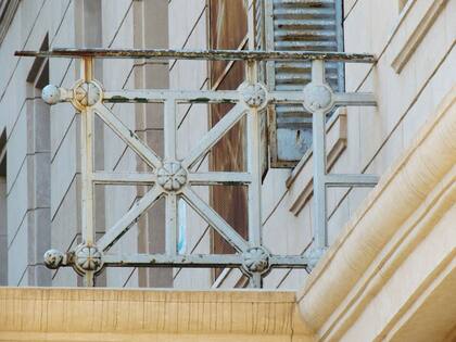 Vestigio de una valiosa reja de hierro forjado, pendiente de su restauración.