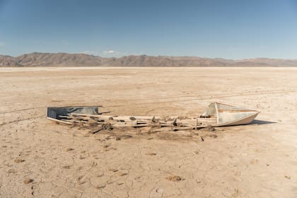 Vestigios de balsas que los qotzuñi usaban para pescar hace menos de una década