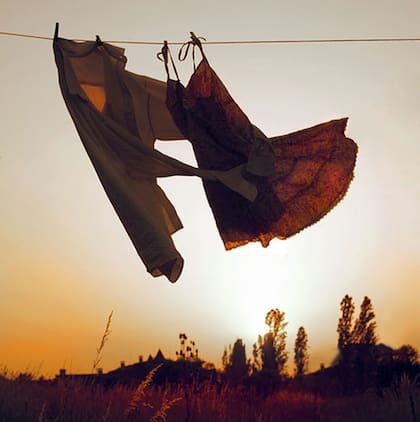 Vestiplecio: abrazo que se dan las prendas de vestir cuando están en el lavarropas o colgadas en la soga