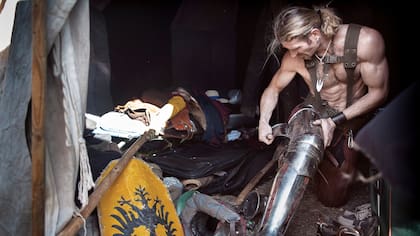 Vestirse lleva más de una hora. Cada traje puede pesar 30 kilos.