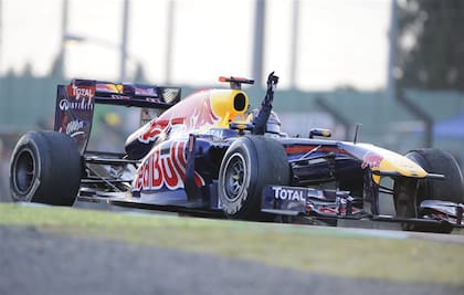 Celebra Sebastian Vettel sobre el modelo RB7, el auto con el que logró su segundo título mundial de Fórmula 1
