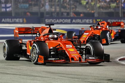 Vettel delante, Leclerc detrás: las Ferrari dominaron en Singapur.