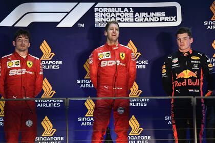 Vettel, en el centro, con Leclerc y Verstappen como escoltas en el Gran premio de Fórmula 1 de Singapur.