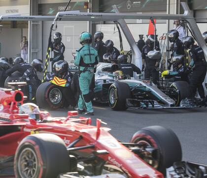 Vettel y Hamilton en boxes: se recalentó la lucha en pista