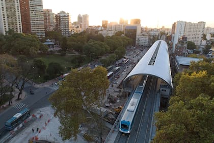 Junto con la inauguración del viaducto, se abre la estación elevada Belgrano C, 100% accesible para personas con movilidad reducida. 
