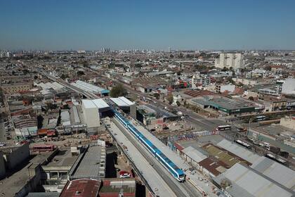 El viaducto Belgrano Sur, que pasa por arriba de la Avenida Sáenz y llega a la nueva estación, que estará lista el 15 de octubre
