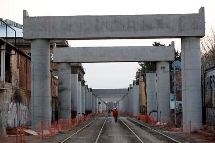 Los 250.000 usuarios de colectivos más los 260.000 automovilistas que cruzan los pasos a nivel de la zona todos los días, se ahorrarán entre 15 y 20 minutos de demoras.