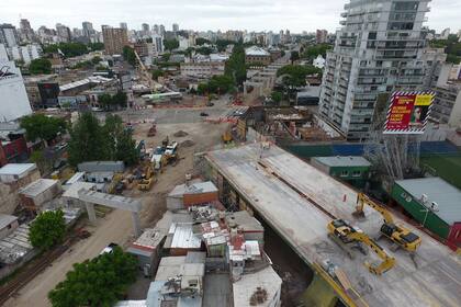 La obra se inició en junio pasado y promete elevar 5 kilómetros el tren que une Retiro con La Paternal