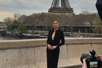 Viaja a menudo con sus hijos y le gusta tomarles la mano durante el despegue para sentirse más tranquila