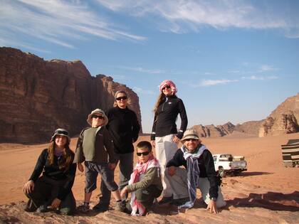 Viajan desde hace 25 años, entre tres y seis semanas para cada viaje; la foto recuerda el paso por Jordania