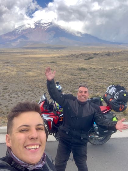 Viajan en una flamante Africa Twin 2022, que bautizaron “La Leona”