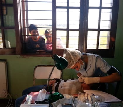 Viajan, una vez por año, a atender a las mismas comunidades. A medida que mejora la salud bucal, amplían la atención a más escuelas.