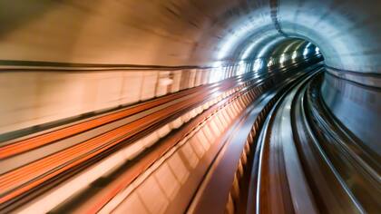Viajando a 300 km/h, los trenes de Shinkansen comprimían el aire en los túneles y, al salir, producían un boom sónico.
