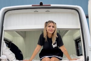 Dejó atrás el bullying, abrazó la resiliencia y hoy transforma colectivos en casas sobre ruedas