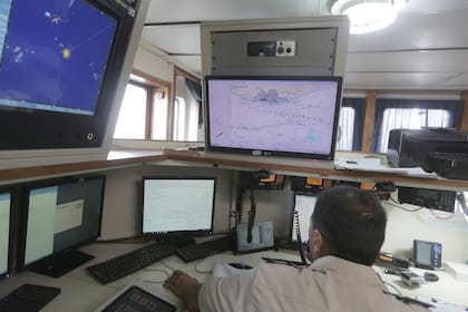 Viaje a la "tranquera marítima" por donde pasan todos los barcos que llegan al país