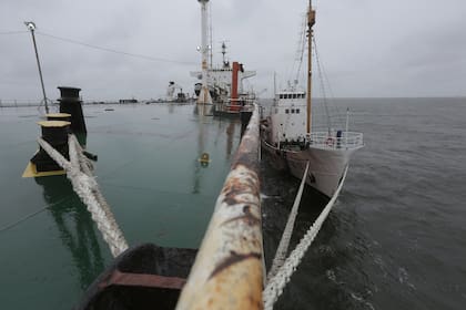 Viaje a la "tranquera marítima" por donde pasan todos los barcos que llegan al país