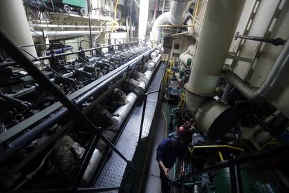 Viaje a la "tranquera marítima" por donde pasan todos los barcos que llegan al país