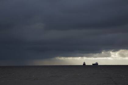 Viaje a la "tranquera marítima" por donde pasan todos los barcos que llegan al país