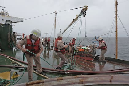 Viaje a la "tranquera marítima" por donde pasan todos los barcos que llegan al país