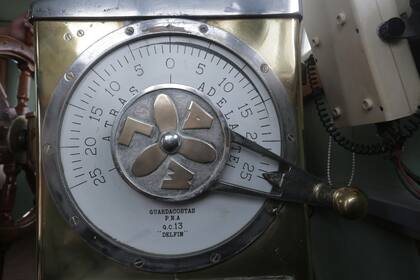 Viaje a la "tranquera marítima" por donde pasan todos los barcos que llegan al país