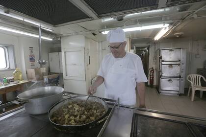 Viaje a la "tranquera marítima" por donde pasan todos los barcos que llegan al país