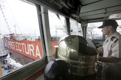 Viaje a la "tranquera marítima" por donde pasan todos los barcos que llegan al país