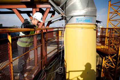 Vértigo. Los trabajadores descienden 40 metros para llegar al túnel