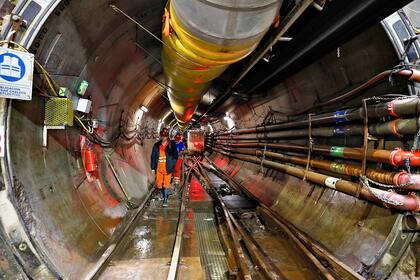 El tubo de color amarillo transporta aire hacia el final del túnel