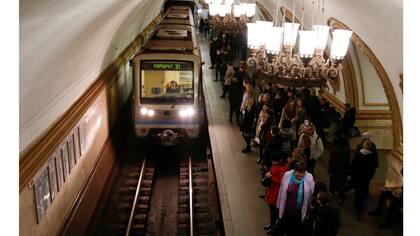 Viaje en el metro durante la hora pico en la estación Kurskaya en Moscú, Rusia