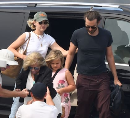 ¡Viaje en familia! Cerdeña se puso de moda y otra gran celebridad que decidió descansar en las playas italianas es Bradley Cooper, pero no viajó solo: el actor compartió sus vacaciones con su pequeña hija Lea de Seine -fruto de su relación con Irina Shayk-; con su novia, la modelo Gigi Hadid; con su amigo y productor Brian Grazer y con Gloria, su mamá