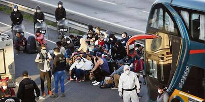 Ya desatado el coronavirus, un micro trajo a los hinchas de Jujuy a Buenos Aires y fue interceptado en la General Paz