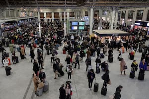 Las huelgas de transporte complican la Navidad de miles de viajeros en Gran Bretaña y Francia