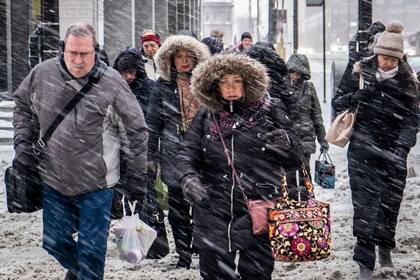Viajeros de la mañana se enfrentan la nevada en Chicago