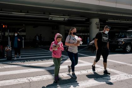 Viajeros en el aeropuerto de Los Ángeles (Mark Abramson/The New York Times)