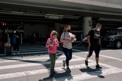 Viajeros en el aeropuerto de Los ngeles (Mark Abramson/The New York Times)