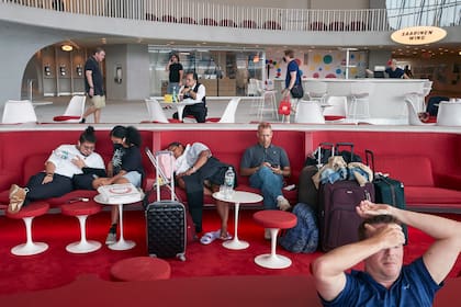 Viajeros esperan en el Trans World Flight Center, del aeropuerto John F. Kennedy, de Nueva York. (Gus Powell/The New York Times)