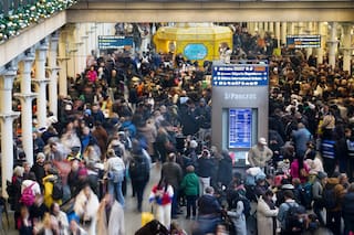 Eurostar vuelve a operar tras la falla eléctrica, pero persisten demoras y cancelaciones