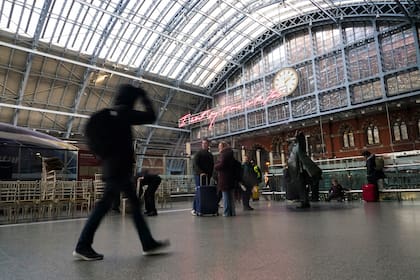 Viajeros esperan un tren de Eurostar en la estación internacional St Pancras en Londres, el 30 de diciembre de 2025.