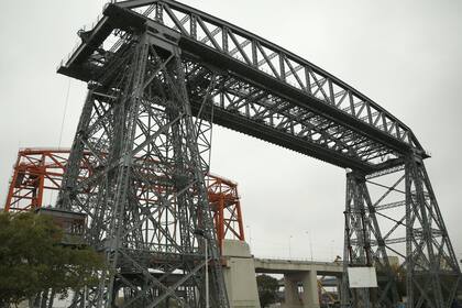 Vialidad Nacional invirtió $ 220 millones en repararlo; el viaje inaugural fue en septiembre, pero nunca más se usó; falta que se traspase el puente al Estado porteño