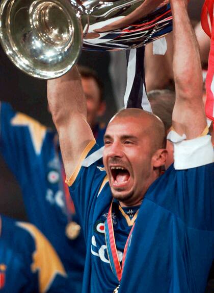 Vialli levanta el trofeo de la Copa de Campeones tras el triunfo de Juventus contra el Ajax en el Estadio Olímpico de Roma, el miércoles 22 de mayo de 1996