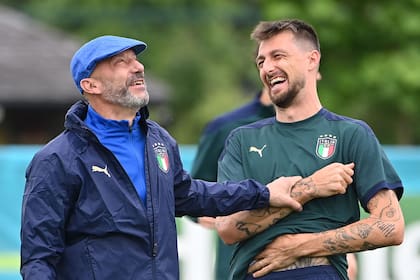 Vialli sonríe junto al defensor de la selección Francesco Acerbi, en un entrenamiento