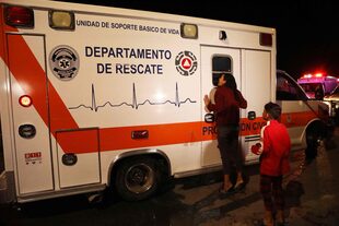 Viangly, una migrante venezolana, llora junto a una ambulancia en la que trasladan a su marido, herido en un incendio, tras un incendio en la estación migratoria de Ciudad Juárez, estado de Chihuahua, el 28 de marzo de 2023.