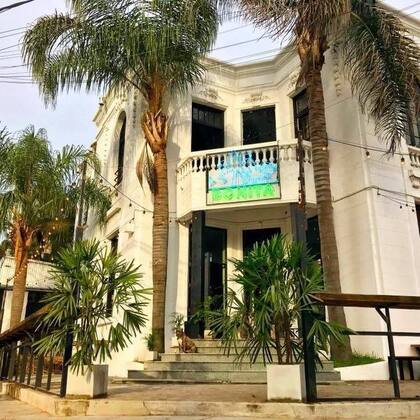 Vibras de playa y buena cerveza, la propuesta de Bonita, a una cuadra del río