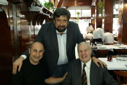 Vicente (abajo izquierda) con Apo y Julio Ricardo