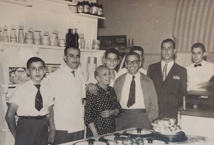 Vicente, Francisco y Carlos, los tres hermanos Aloisio y Victoria Pasani de Aloisio, su madre.