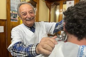 Vicente Lionetti, de 91 años, con la máquina para cortar el pelo que compró en Italia a los 14 años para iniciar con su oficio