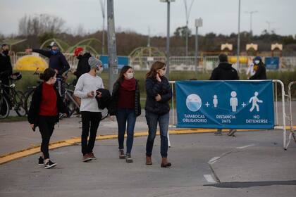 Los carteles con indicaciones y recordatorios estaban a lo largo de todo el Vial Costero
