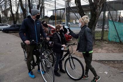 Antes de ingresar al Vial Costero les tomaban la temperatura a todos los vecinos